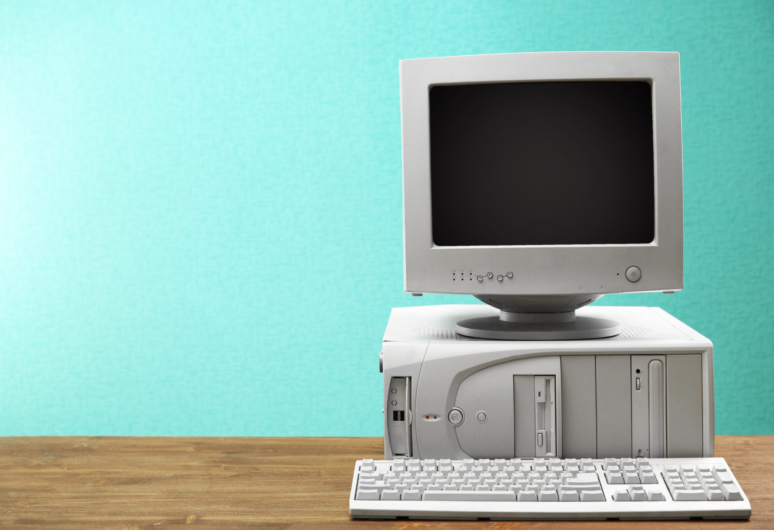 Old dated computer setup on a wooden desk